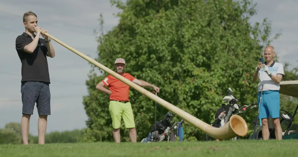 Alphornbläser auf dem Golfplatz bei Golf, Musik & Wein