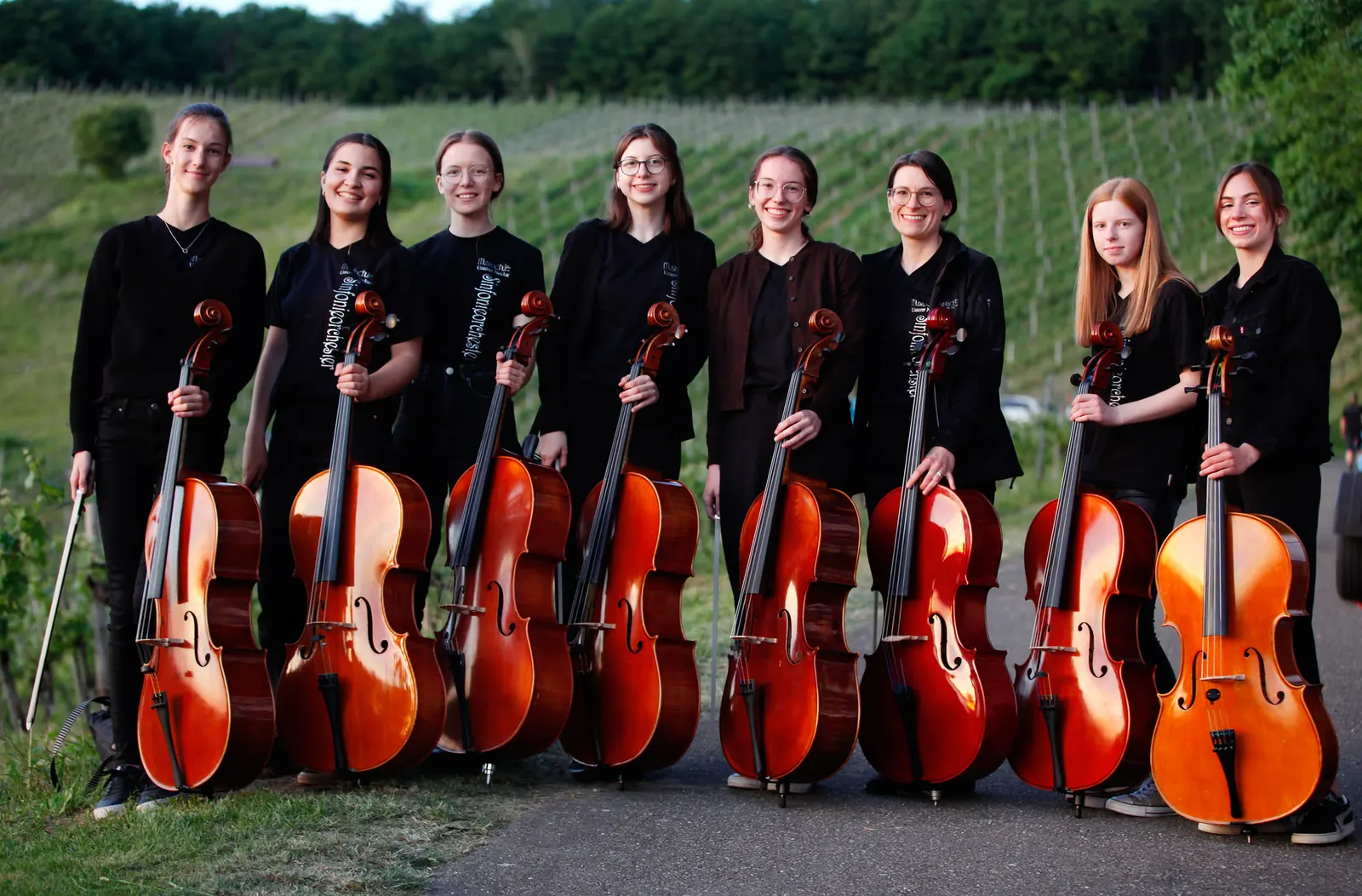 Junge Cellistinnen der Musikschule in einer Reihe im Weinberg
