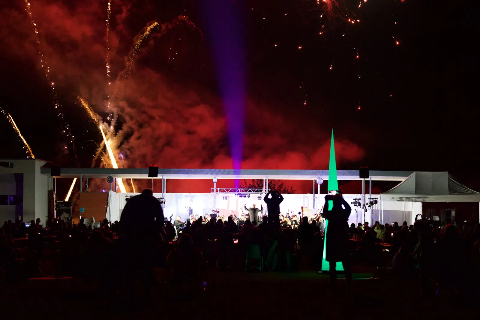 Feuerwerk über der Open-Air-Bühne bei einem Sommerkonzert der Musikschule
