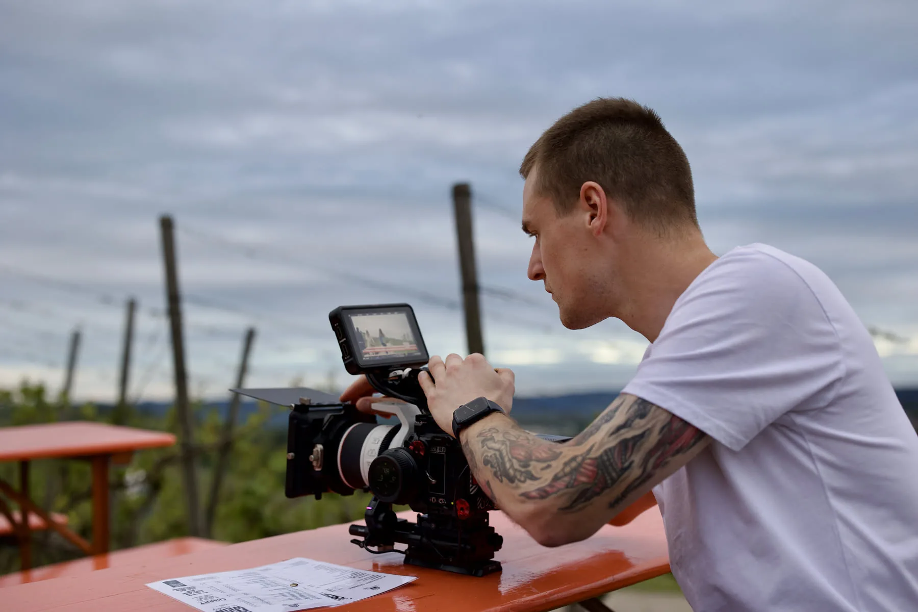 Tobias Messerschmidt richtet im Weinberg seine Filmkamera ein