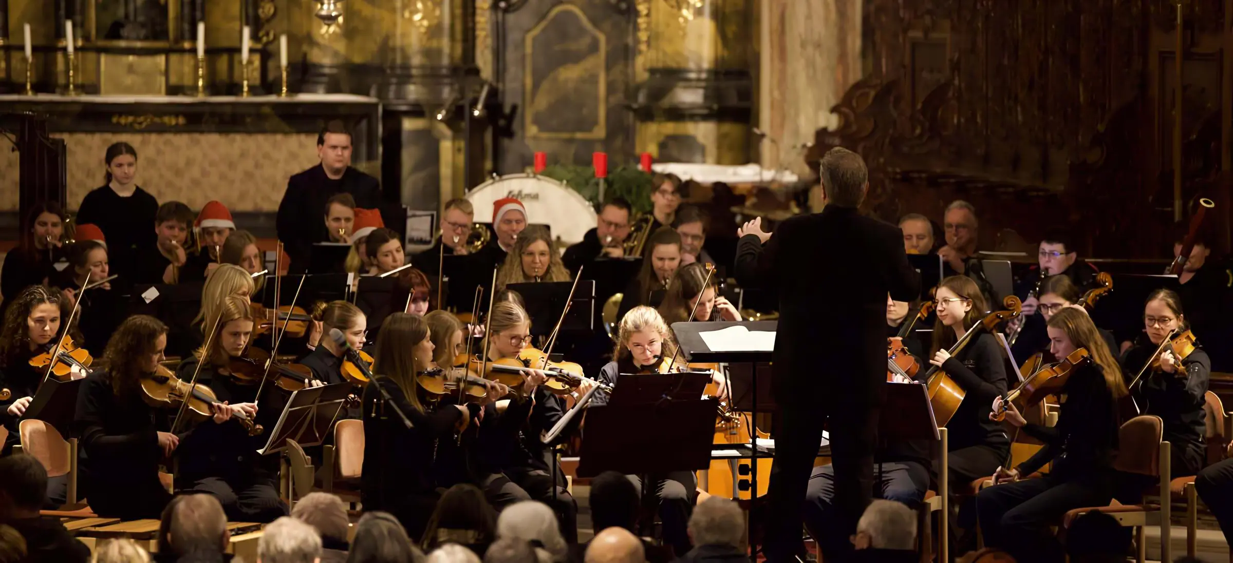 Das Sinfonieorchester der Musikschule mit Dirigent beim Adventskonzert in der Kirche