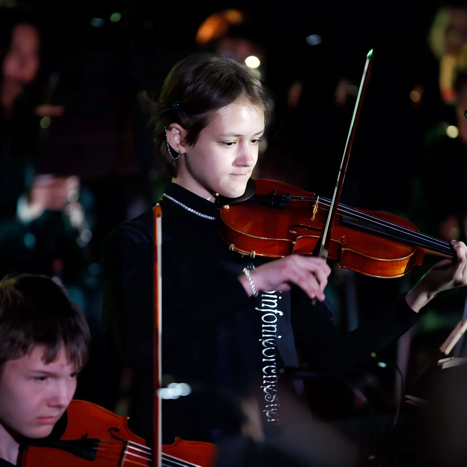 Eine Schülerin spielt Geige im Sinfonieorchester