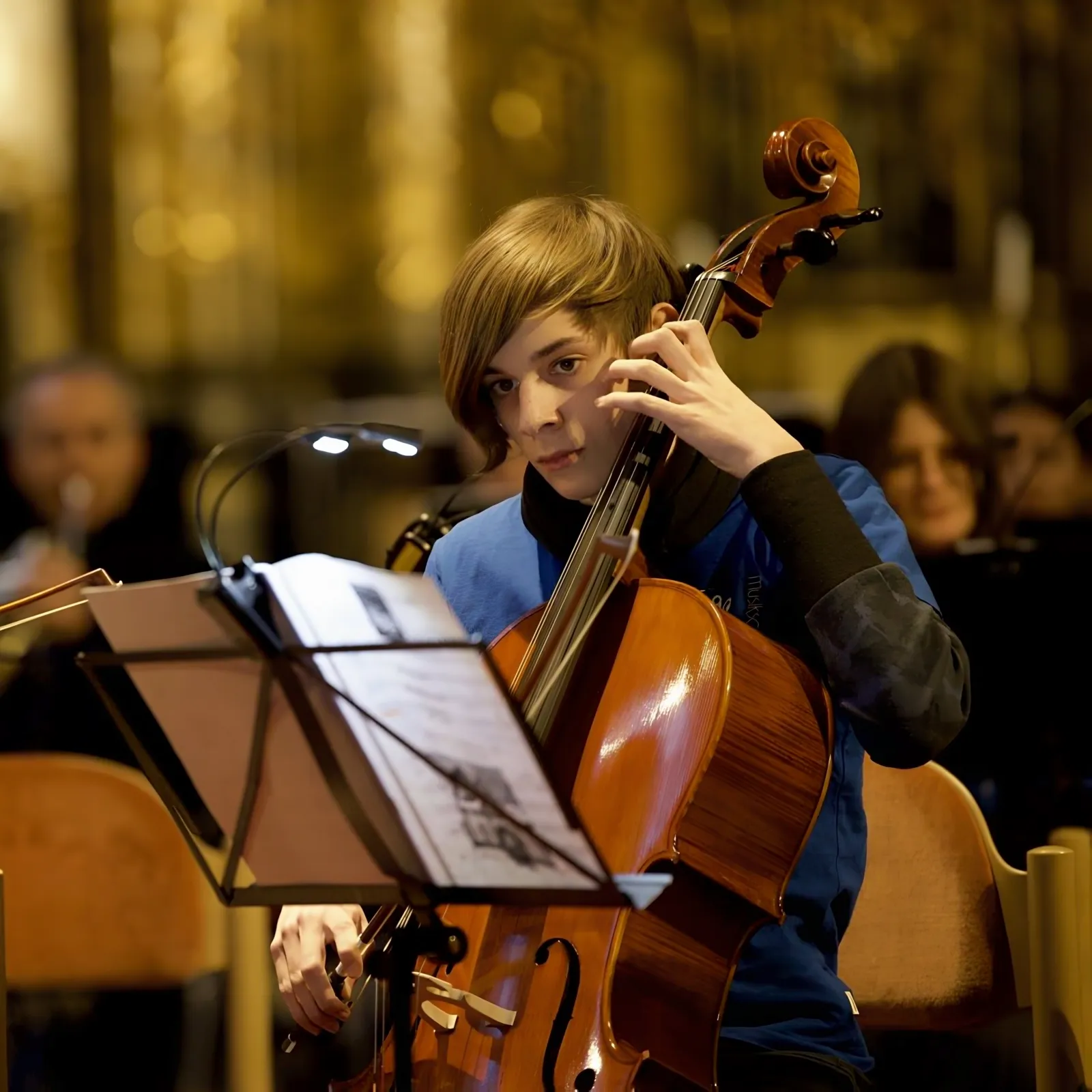 Ein Schüler spielt Cello beim Adventskonzert in der Kirche