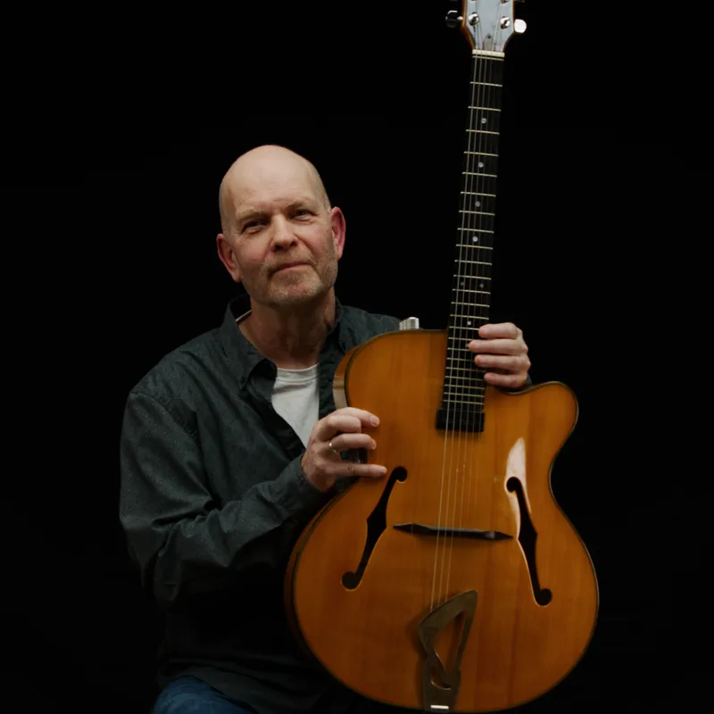 Alfino Ronzano hält seine Jazzgitarre vor sich