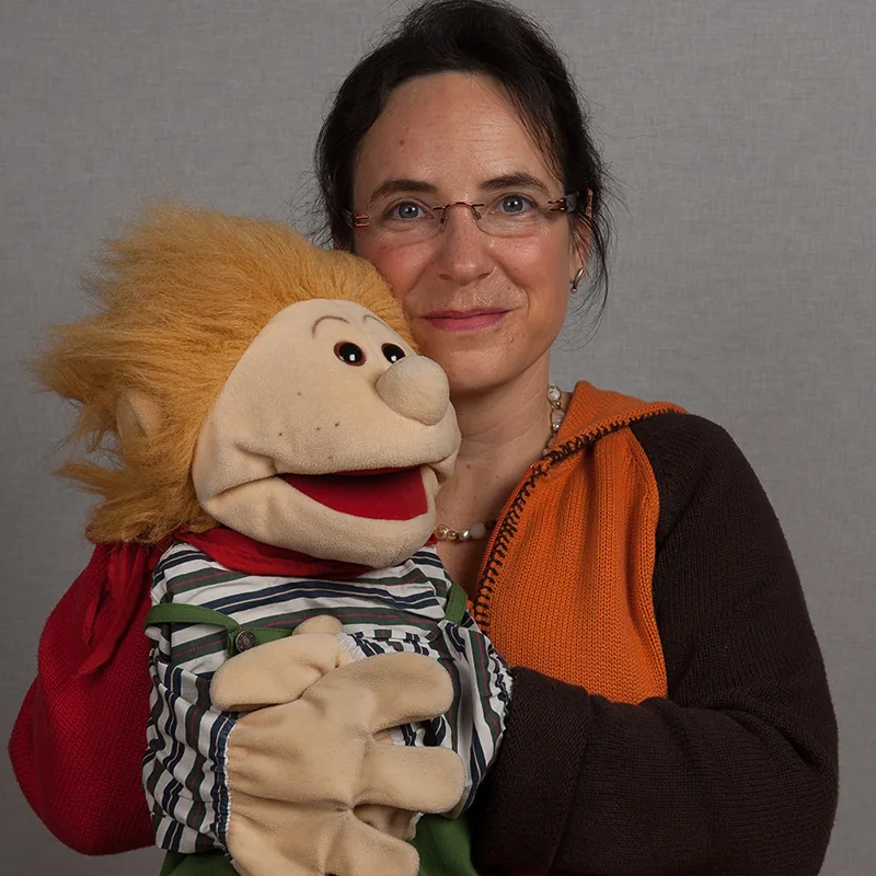 Heike Pfitzenmaier mit einer Handpuppe