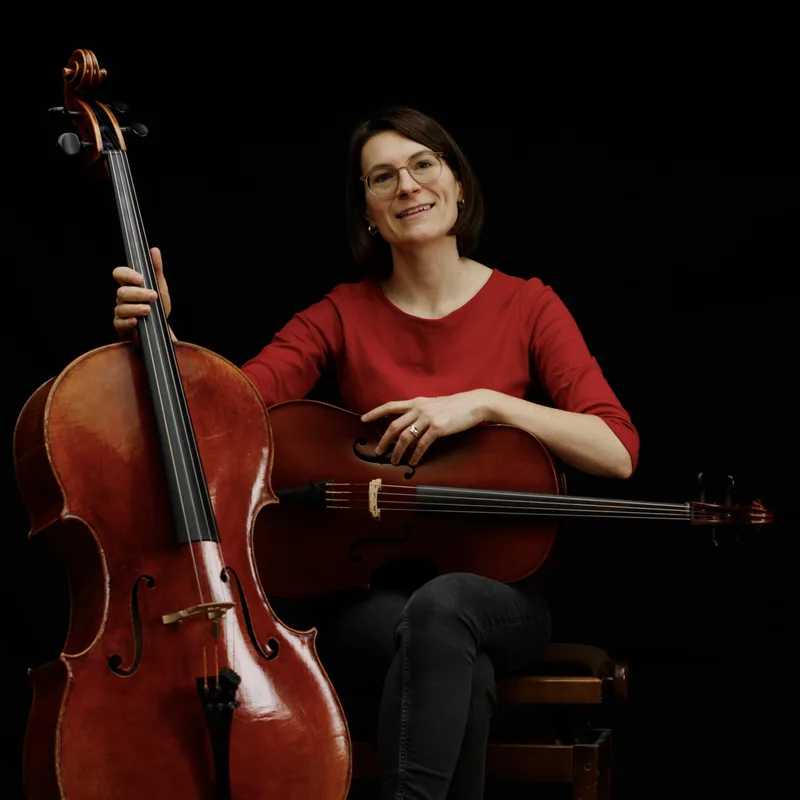 Johanna Weng lacht, das Cello im Arm