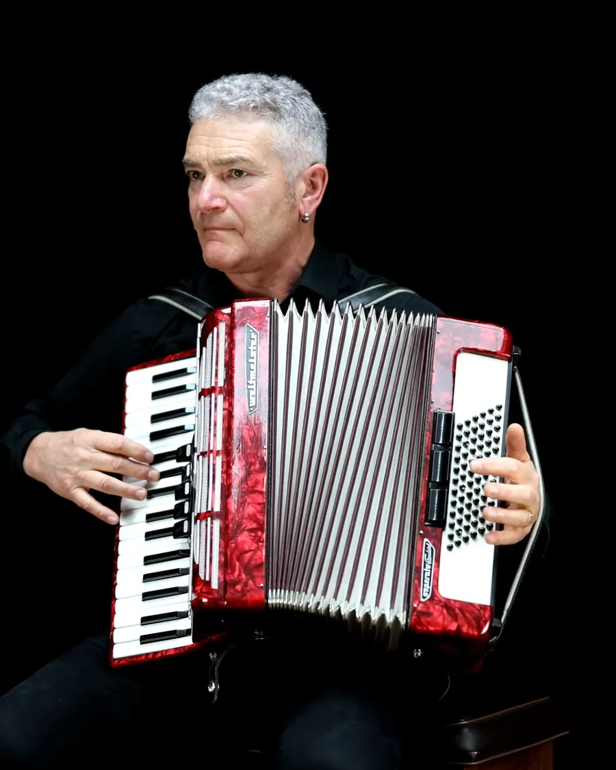 Alexander Volk mit Akkordeon