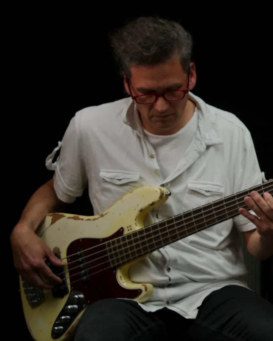 Lehrkraft der Musikschule mit E-Bass