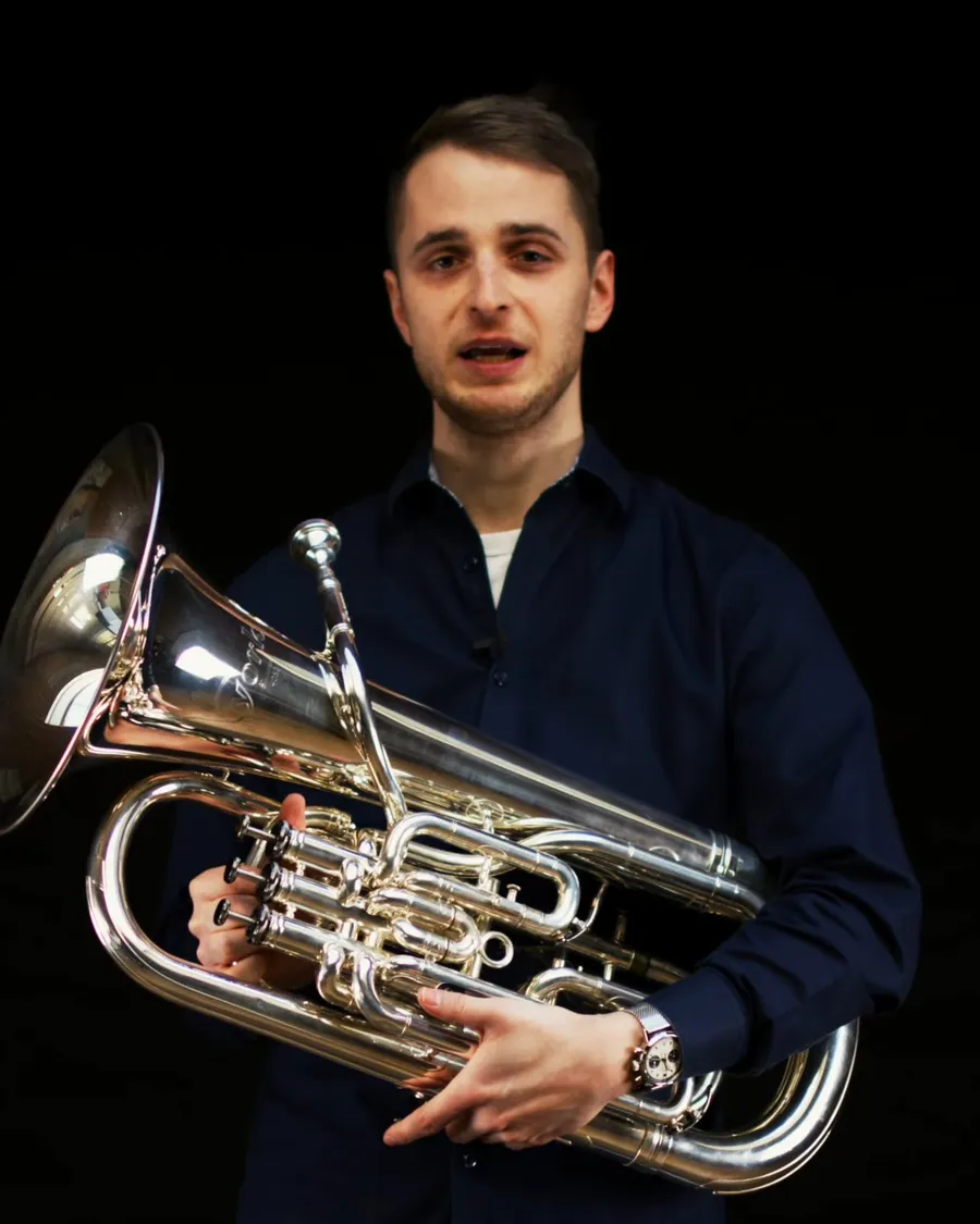 Lehrkraft der Musikschule mit Euphonium