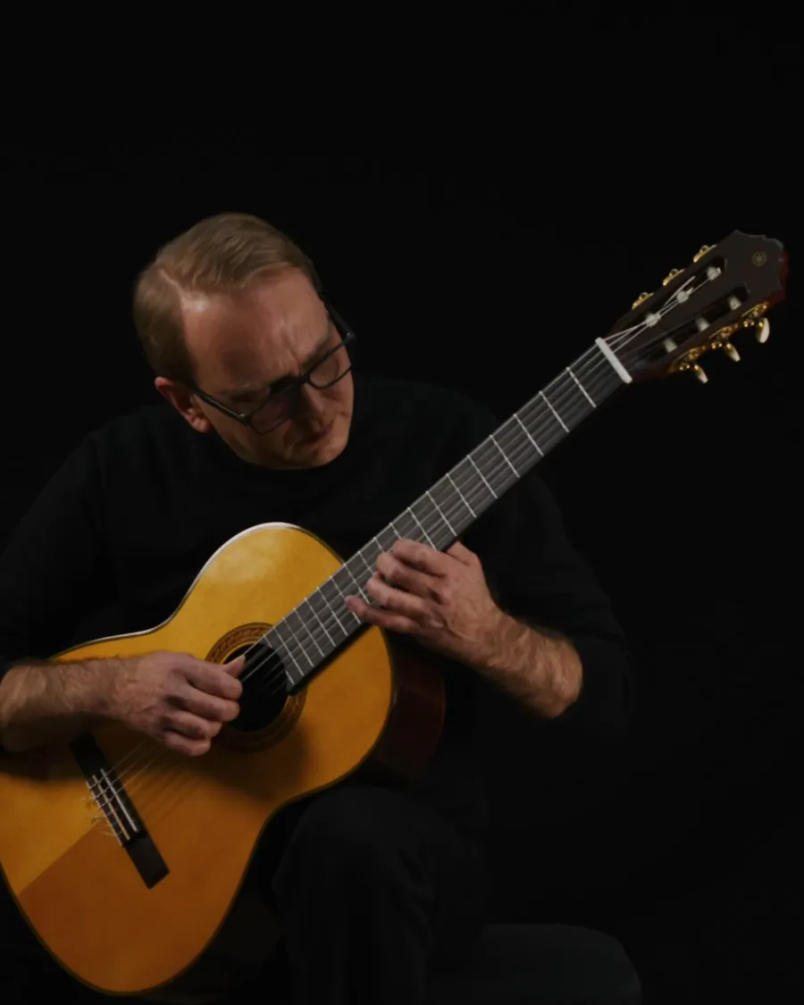 Lehrkraft der Musikschule mit Gitarre