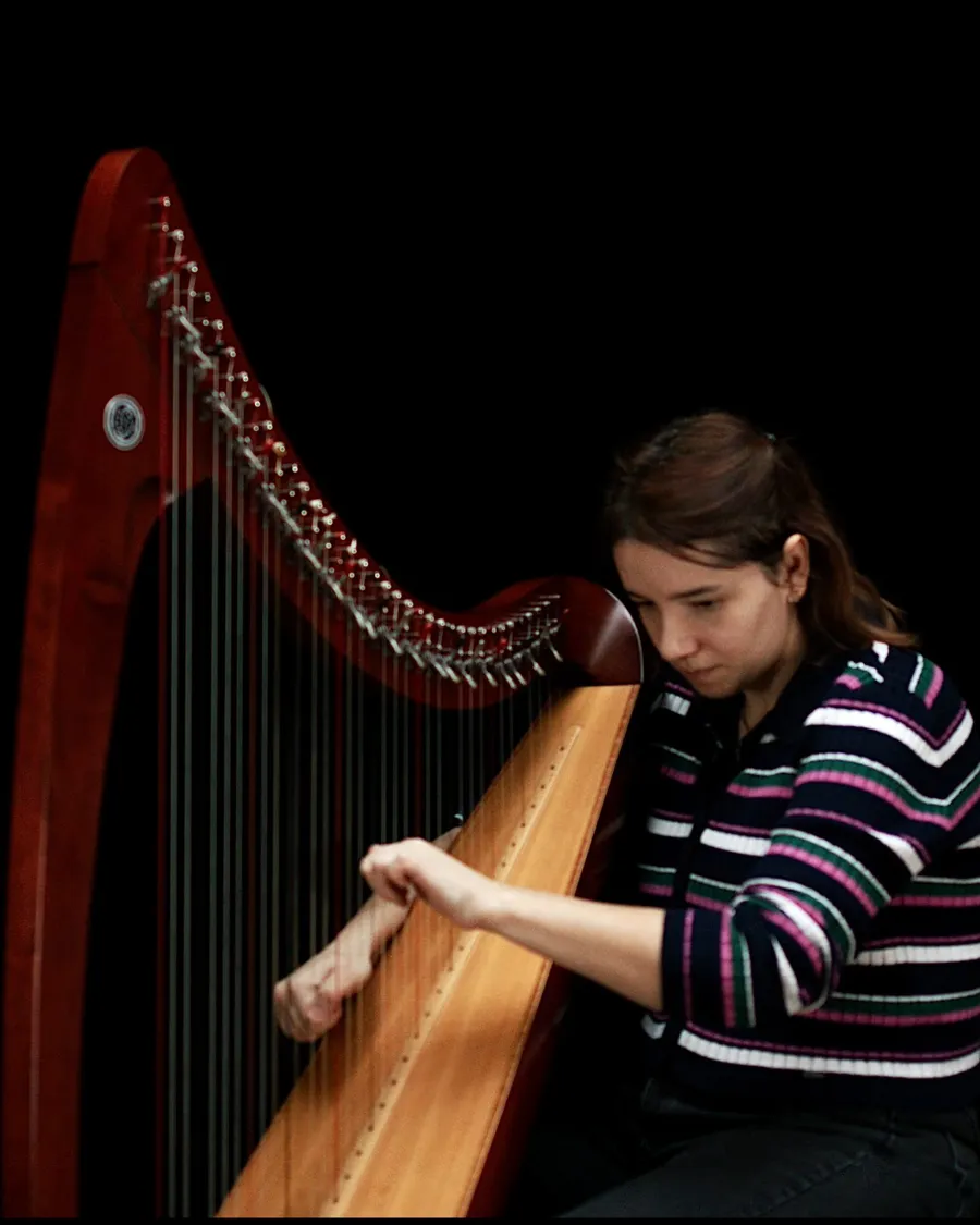 Lehrkraft der Musikschule mit Harfe