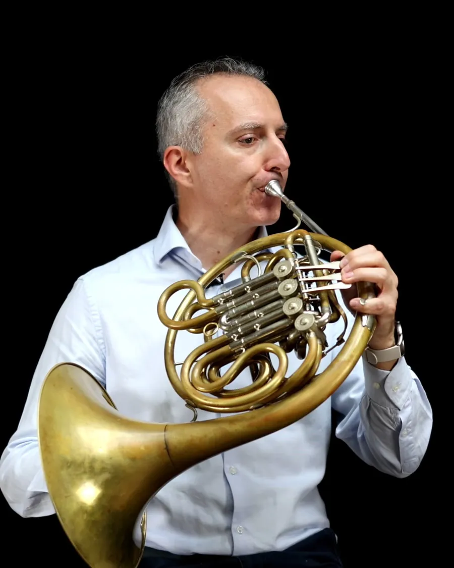Alessio Milici mit Horn