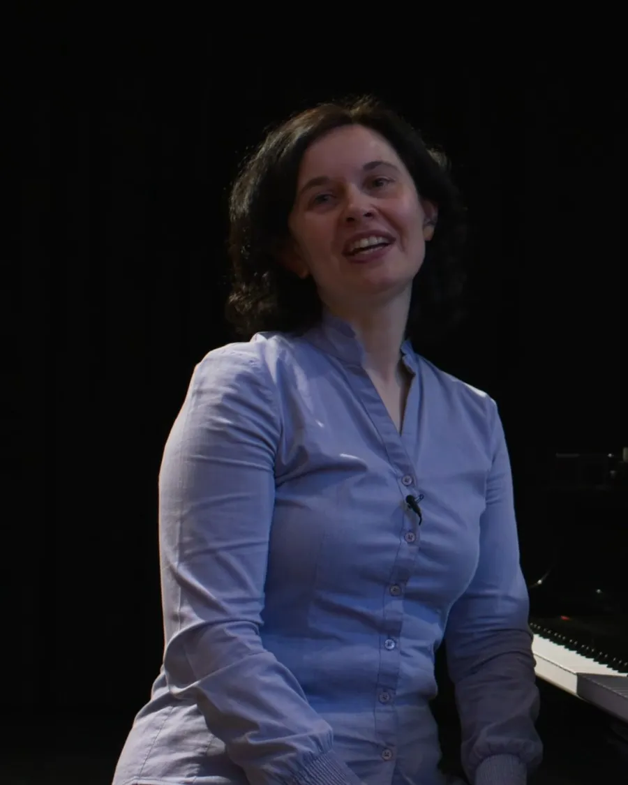 Julia Bechthold mit Klavier