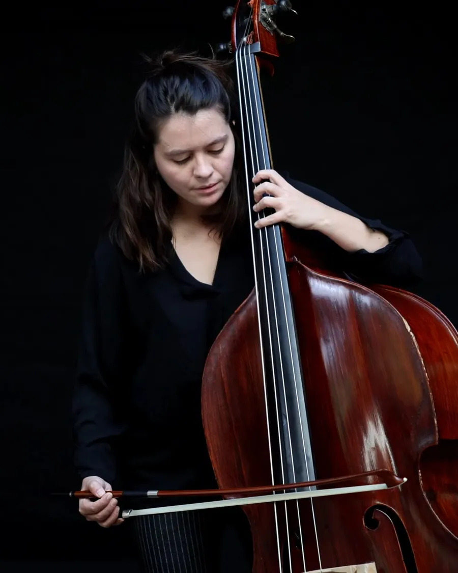 Nataly González Otalora mit Kontrabass