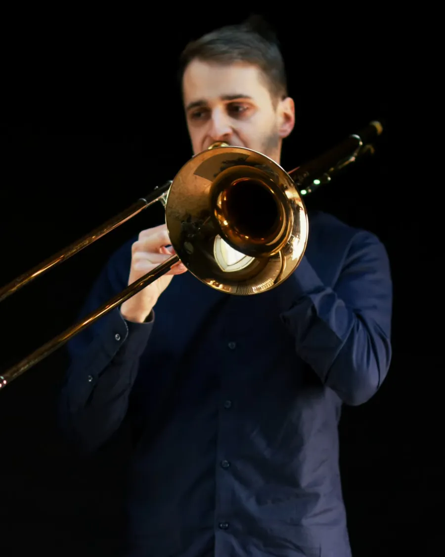 Lehrkraft der Musikschule mit Posaune