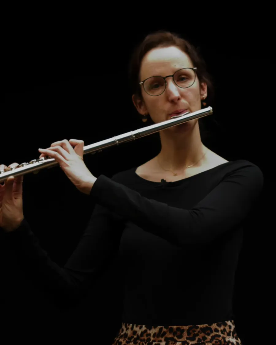 Lehrkraft der Musikschule mit Querflöte