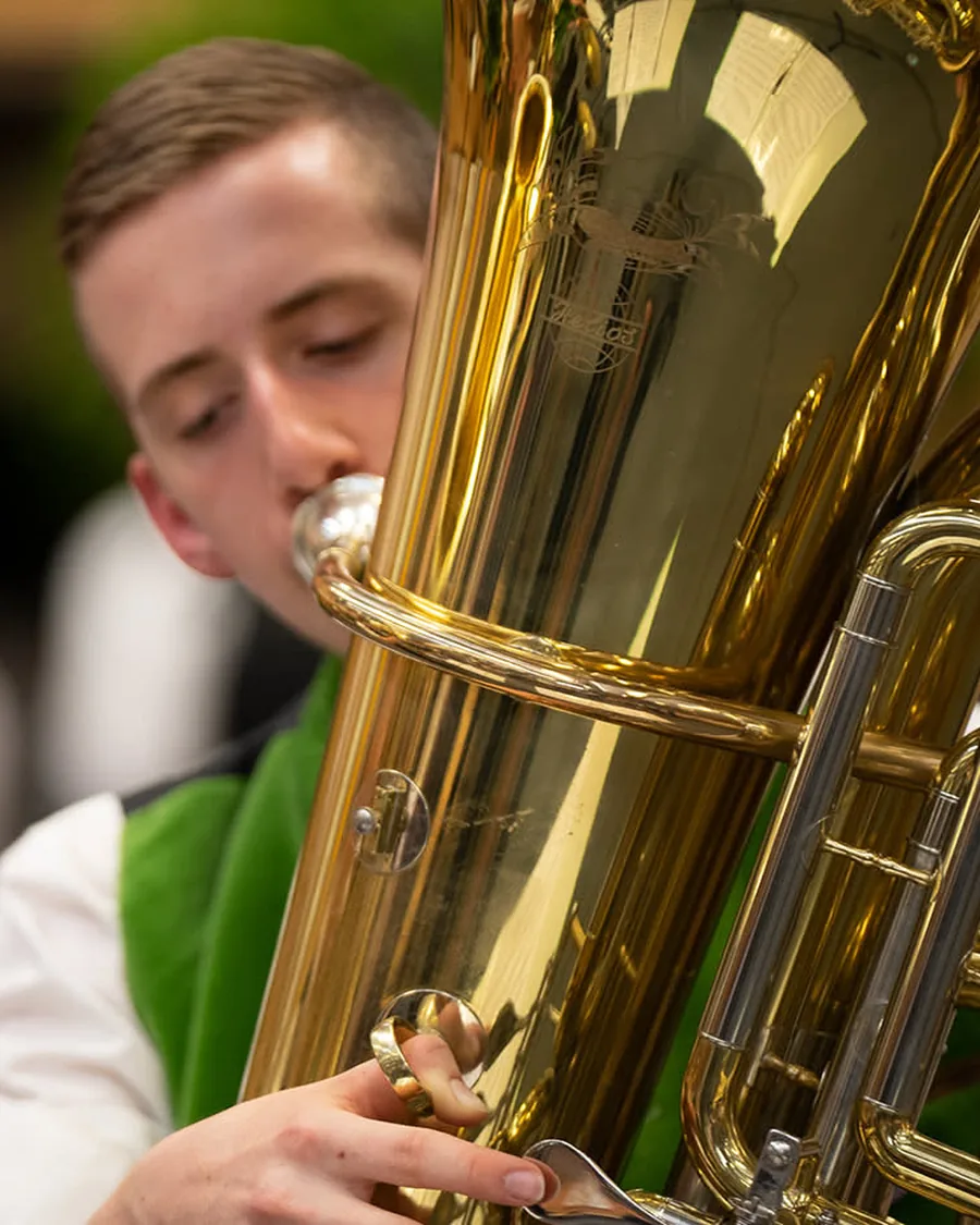 Tubist bei der Jubiläumsshow der Musikschule 2018