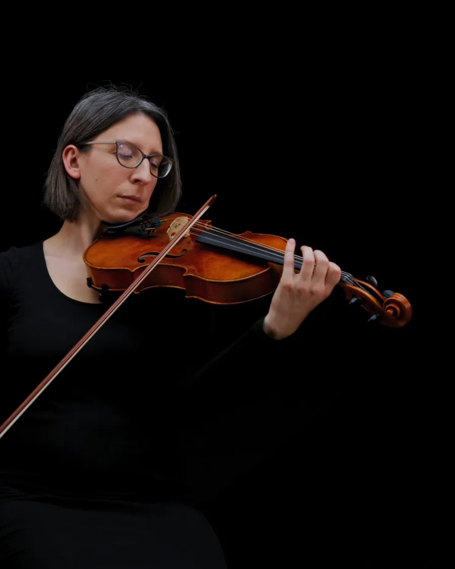 Lehrkraft der Musikschule mit Viola