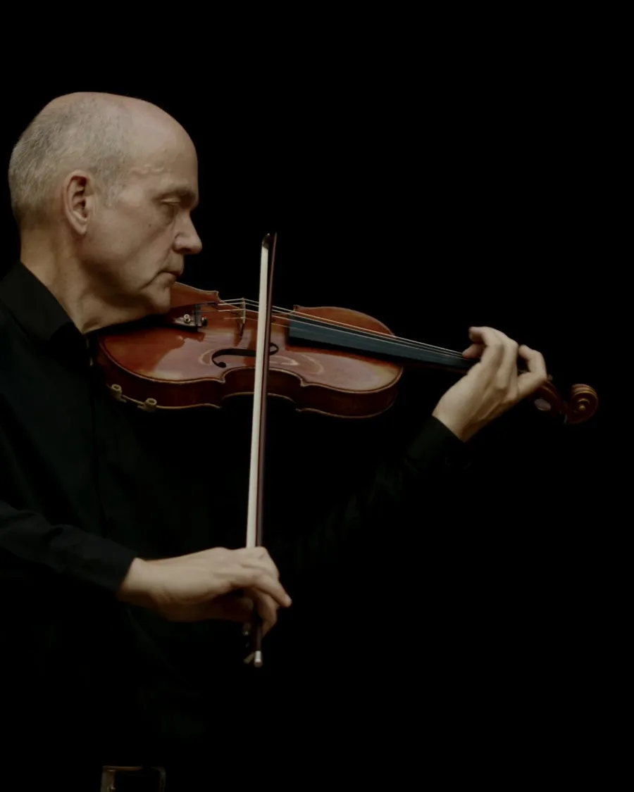 Lehrkraft der Musikschule mit Violine
